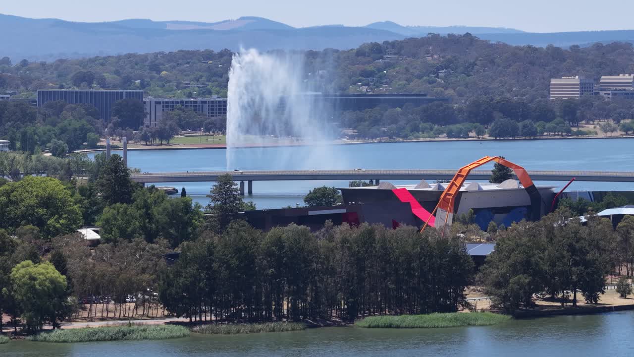 Campo lungo del getto della fontana e del ponte sul lago Burley Griffin a Canberra