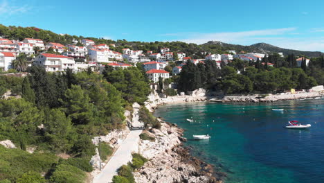 Drängen-Zu-Kleinen-Häusern-Einer-Kleinen-Stadt-Am-Wunderschönen-Strand-Der-Kroatischen-Insel-Hvar