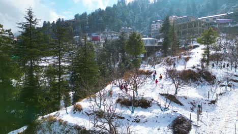 Vista-Aérea-Después-De-La-Nevada-En-Kufri-Shimla