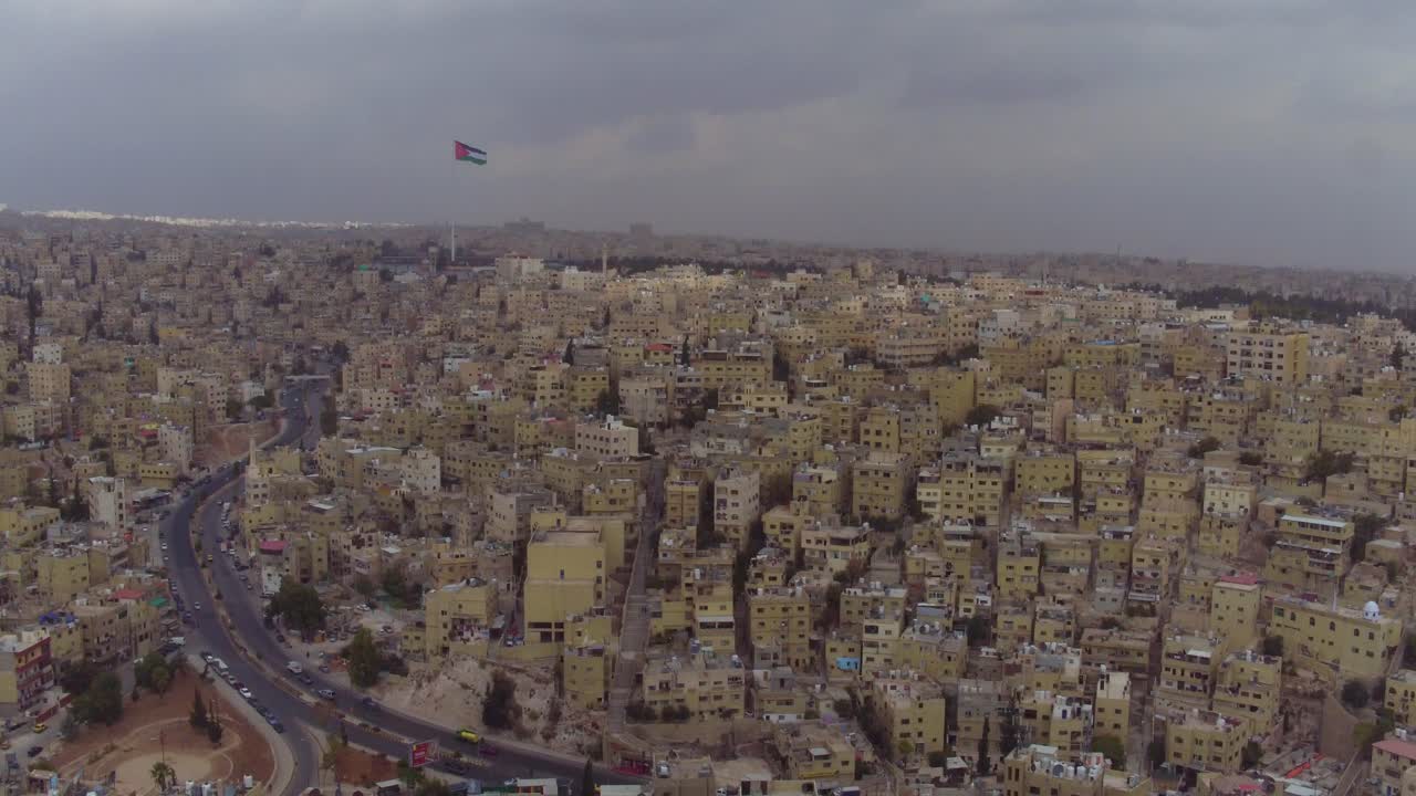 Vista aerea dall'alto sulla città vecchia di Amman, Giordania, in una giornata tempestosa.