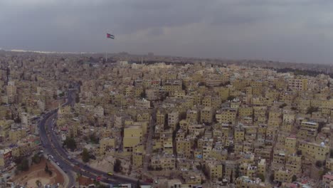 Alta-Antena-Sobre-La-Ciudad-Vieja-De-Ammán,-Jordania-En-Un-Día-Tormentoso