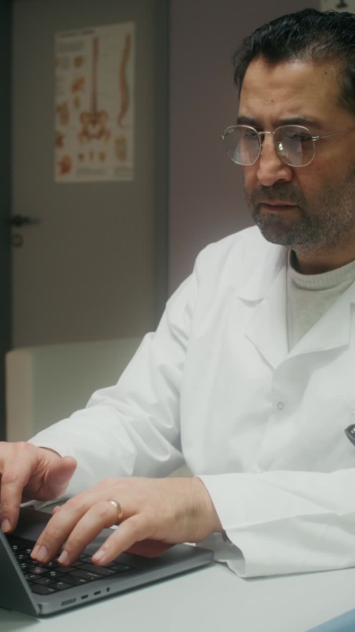 médico trabajando en la computadora portátil