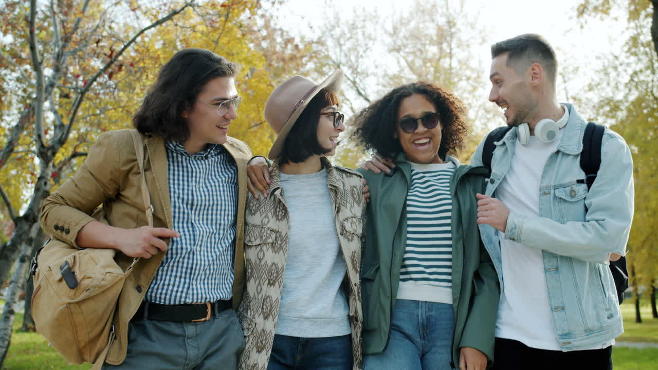 amigos caminando en un parque