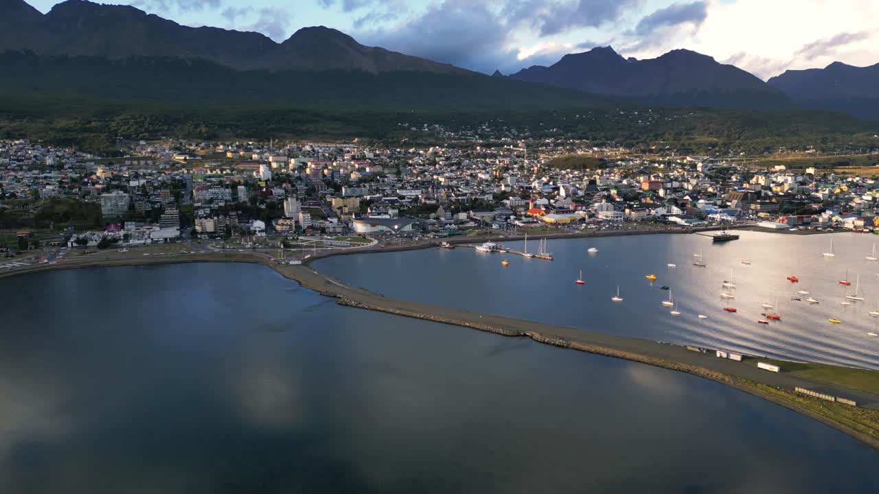 ciudad de ushuaia argentina, dron aéreo sobre la patagonia, paisaje surrealista del agua del puerto de la bahía de naturaleza maravillosa, verano en la región subpolar, provincia de tierra del fuego