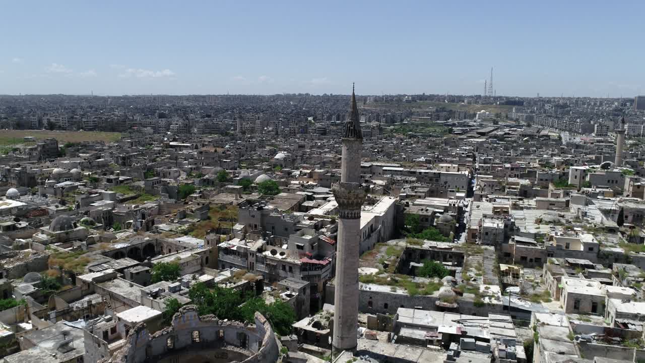 vista aérea sobre una mezquita en ruinas después de la guerra civil en alepo. podemos ver la ciudad siria en todo el horizonte 4k