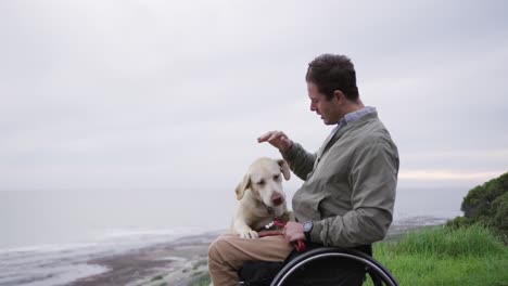 hombre en silla de ruedas pasando tiempo con su perro