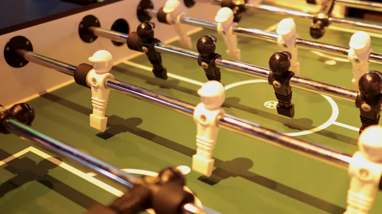 선수 들 은 활기찬 볼 경기 에 참여 한다