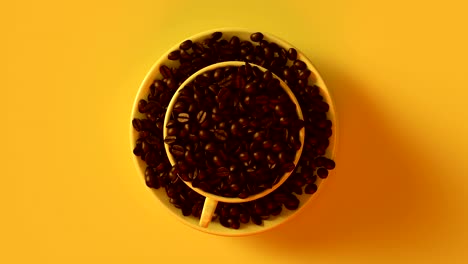 granos de café en una taza amarilla girando.