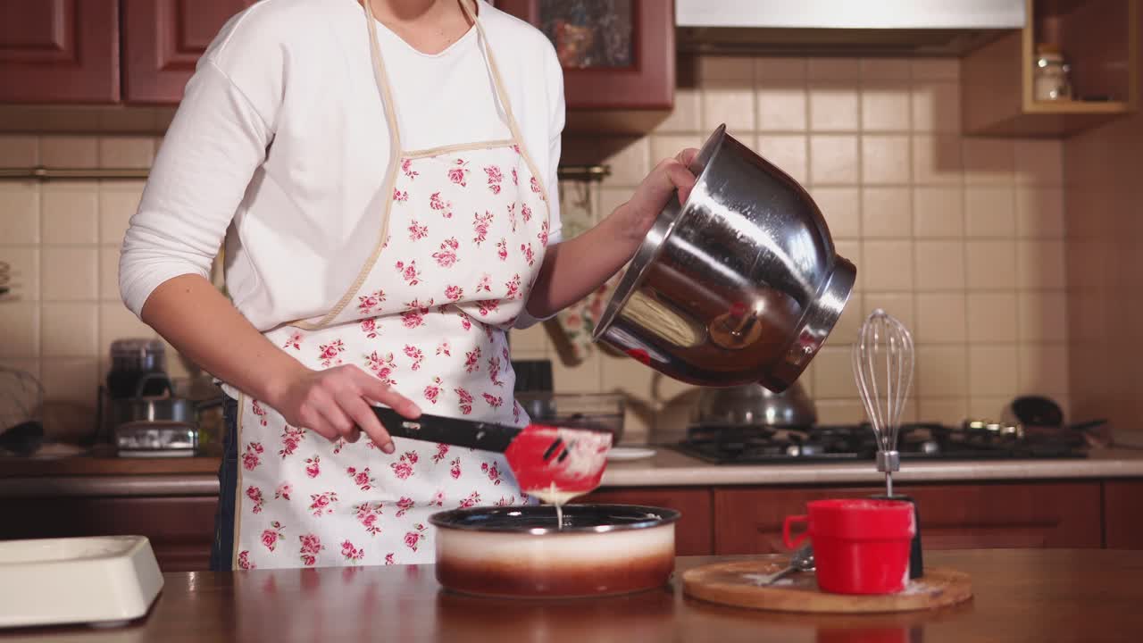 mujer horneando en una cocina