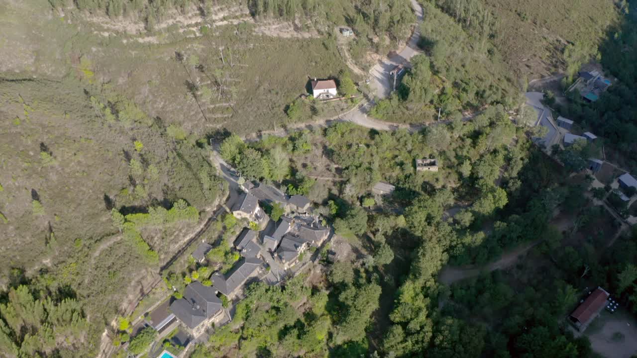 imágenes aéreas de una casa con piscina