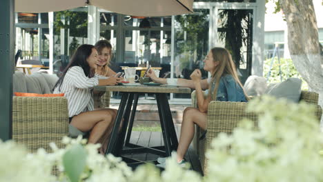 friends enjoying a cafe date