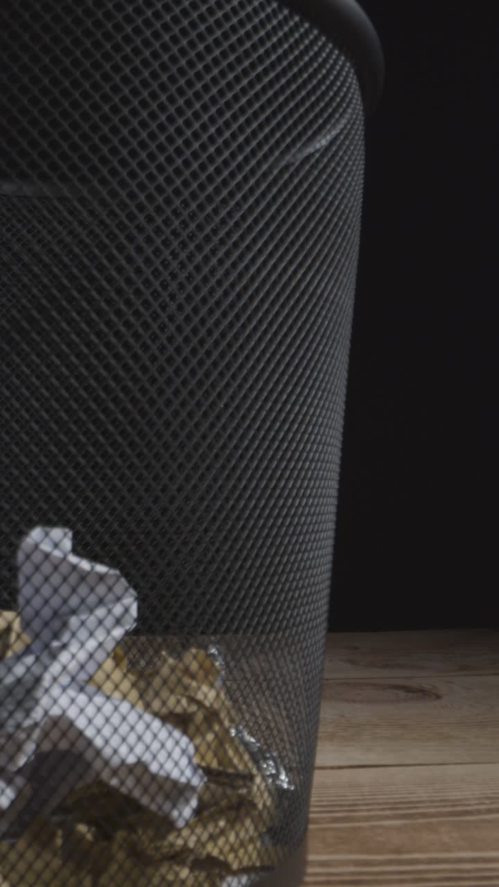 쓰레기통에 던져지는 쓰레기의 추적