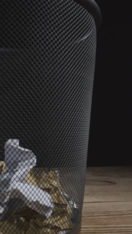 disparo de seguimiento de la basura que se arroja en el contenedor