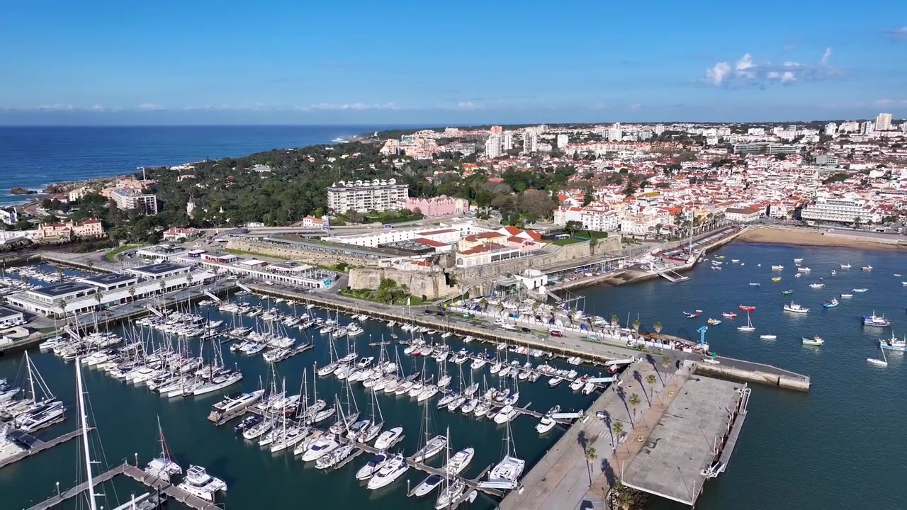 Skyline di Cascais a Cascais, nel distretto di Lisbona, Portogallo. Paesaggio costiero. Punto di riferimento turistico. Scena urbana.