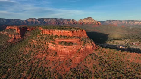 Luz-Solar-En-Cañones-Rojos-Cubiertos-De-Vegetación-Verde-En-Sedona,-Arizona