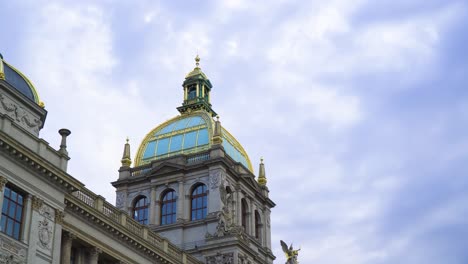 Prags-Faszinierende-Architektur-Mit-Einem-Goldenen-Dachturm-Und-Wasserblauen-Fenstern,-Ikonisches-Gebäude-Im-Herzen-Der-Stadt,-Wohin-Die-Meisten-Touristen-Gehen,-Um-Diese-Auf-Der-Bibel-Basierende-Schöpfung-Zu-Bewundern