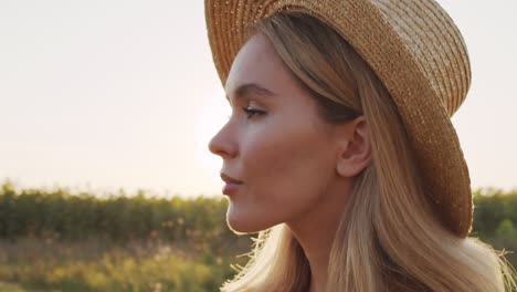 mujer con sombrero en un campo de girasoles haciendo una foto 1