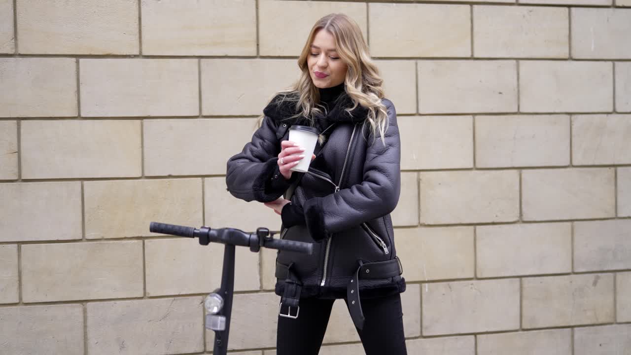 mujer con café en un scooter eléctrico