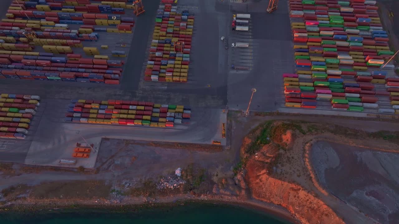Thessalonikis havn i solnedgang med hav og containerskibe i Grækenland
