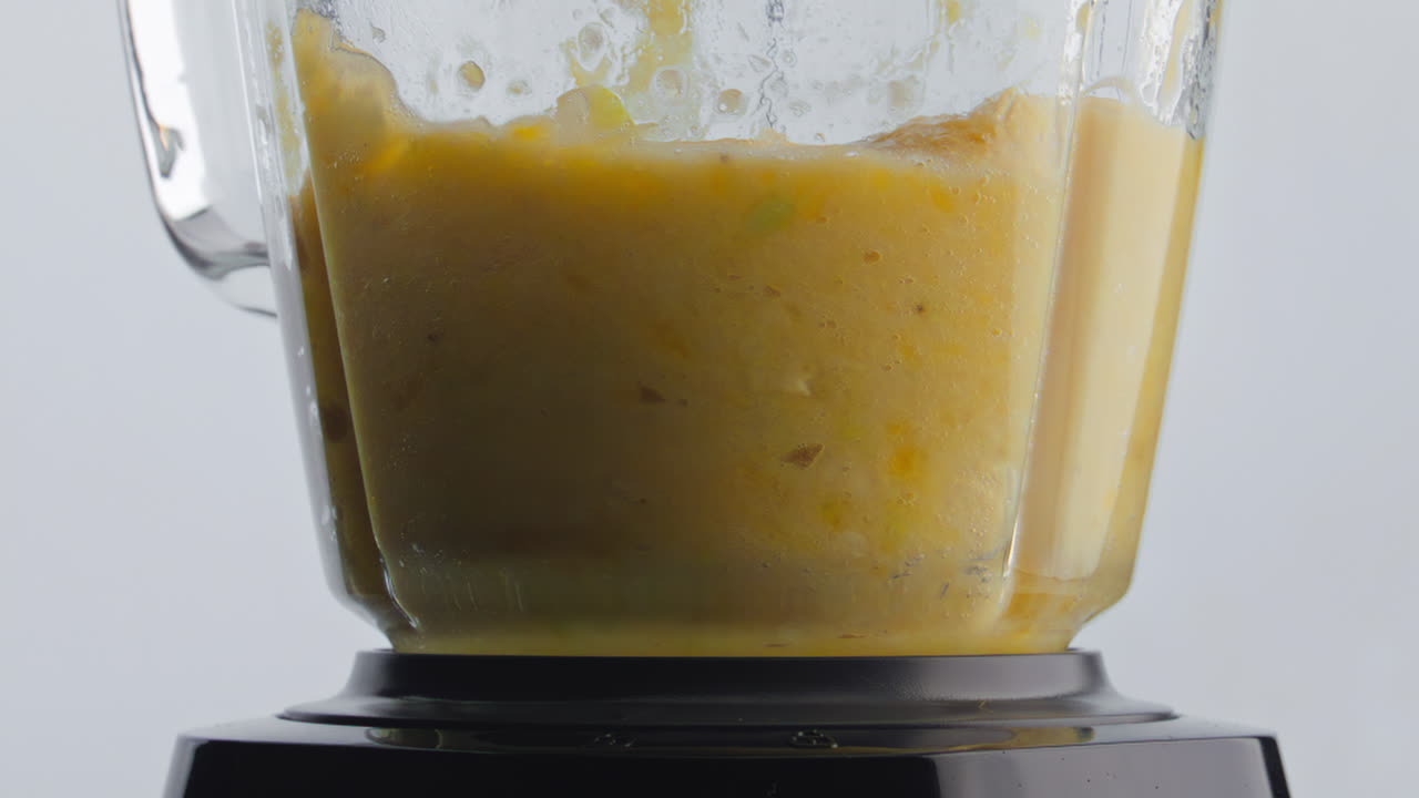 mezclador sacudiendo cóctel de frutas en primer plano en cámara súper lenta. ingredientes mezclando