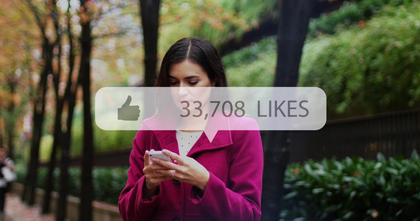 Mulher Usando Smartphone com Contador de Curtidas em Redes Sociais Aumentando Rapidamente
