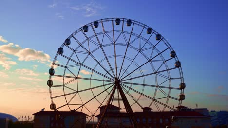 acelerado. la rueda gigante contra un cielo azul.