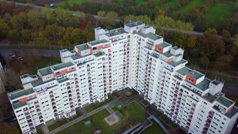 Vista-Aérea-De-Un-Complejo-De-Apartamentos-Residenciales-De-Gran-Altura-En-Un-Suburbio-Rural-De-La-Ciudad-Alemana-Durante-El-Día