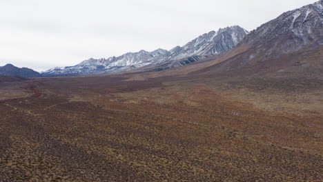 Aus-Der-Luft-über-Die-Weiten-Ebenen-Der-östlichen-Sierra