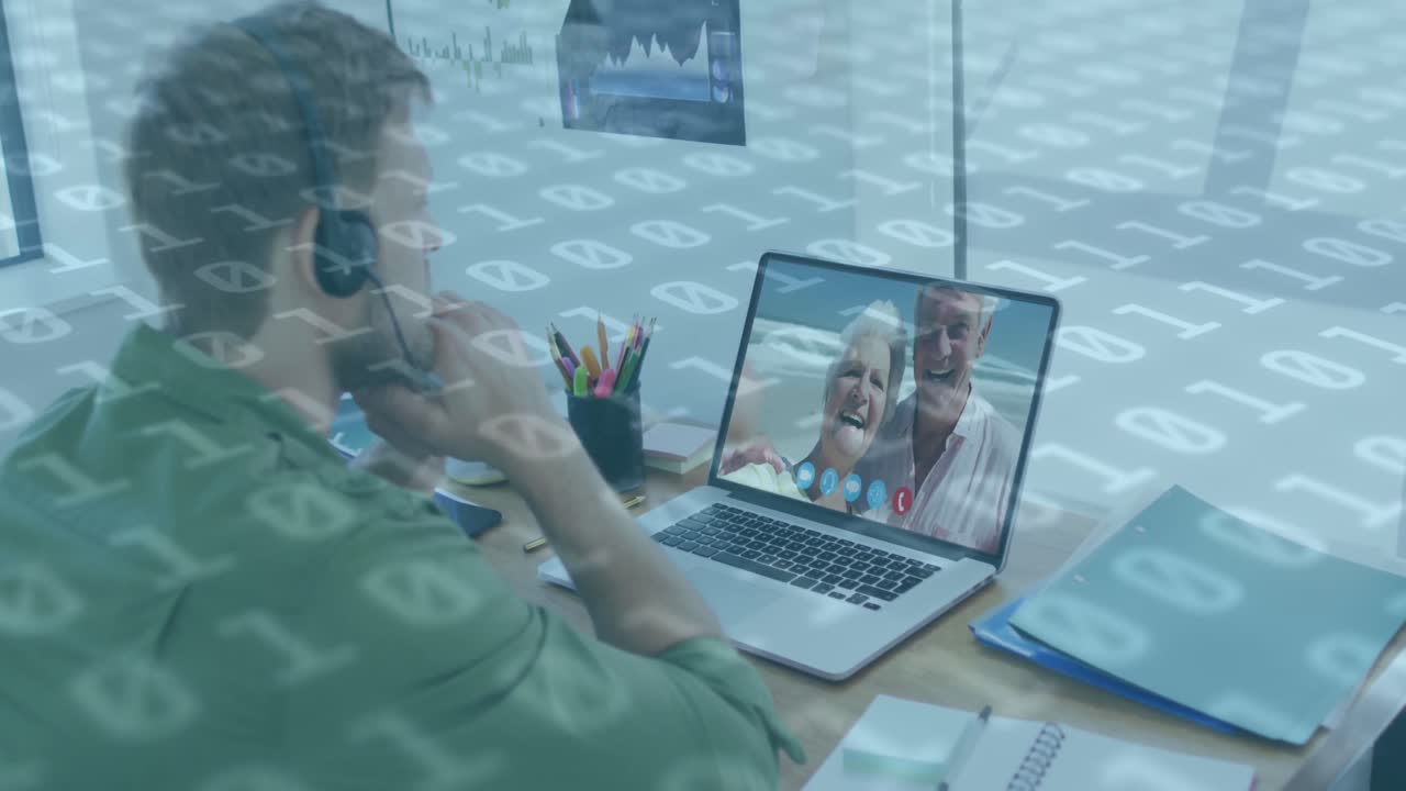 Animation af binære kodenumre, der skifter over mand, der bruger bærbar computer på videoopkald i baggrunden.