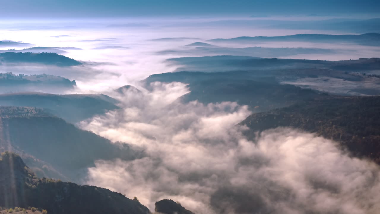 안개가 가득한 산의 풍경