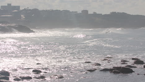 An-Einem-Sommermorgen-Schlägt-Eine-Welle-An-Einem-Strand-In-Malibu,-Kalifornien