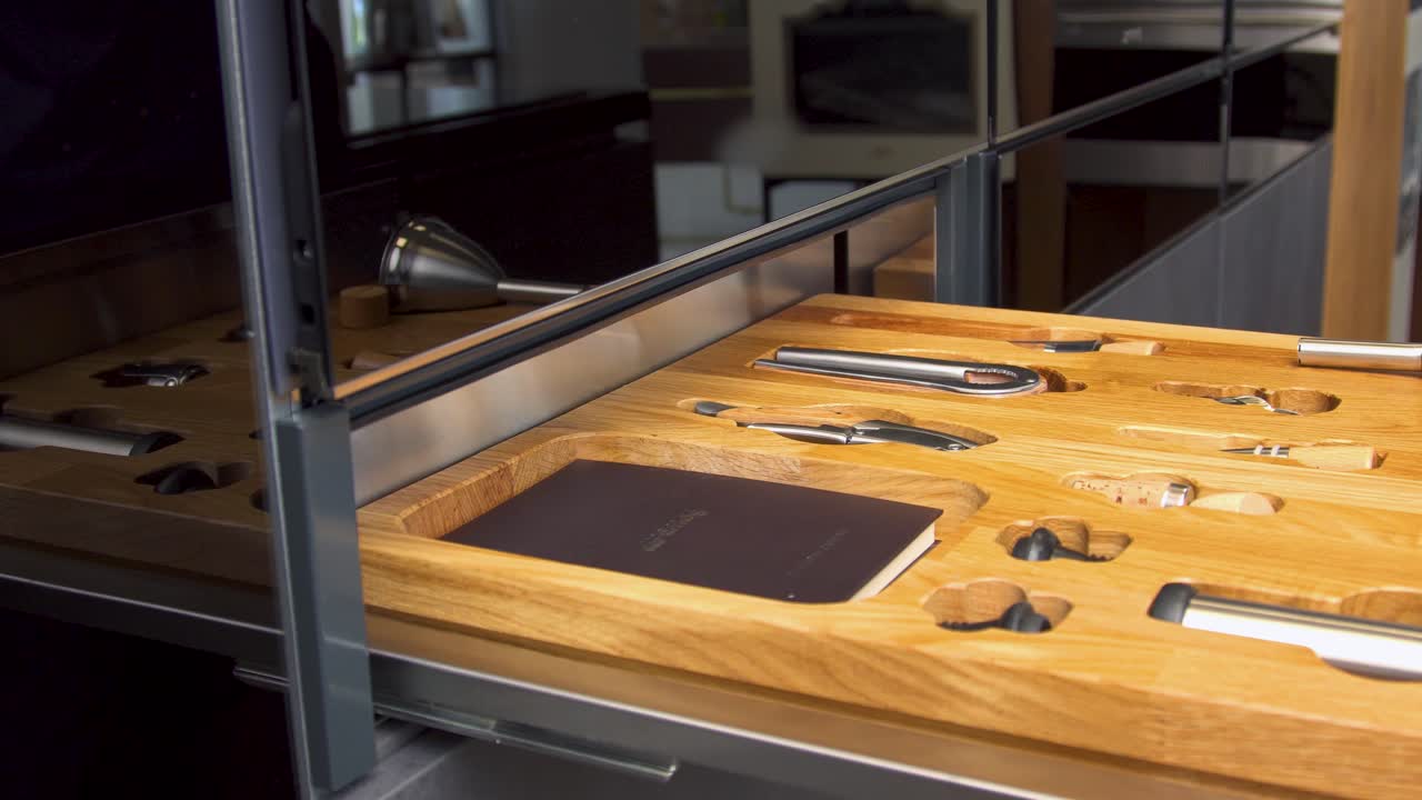 cajón extraíble de cocina moderno con juego de abridor de vino