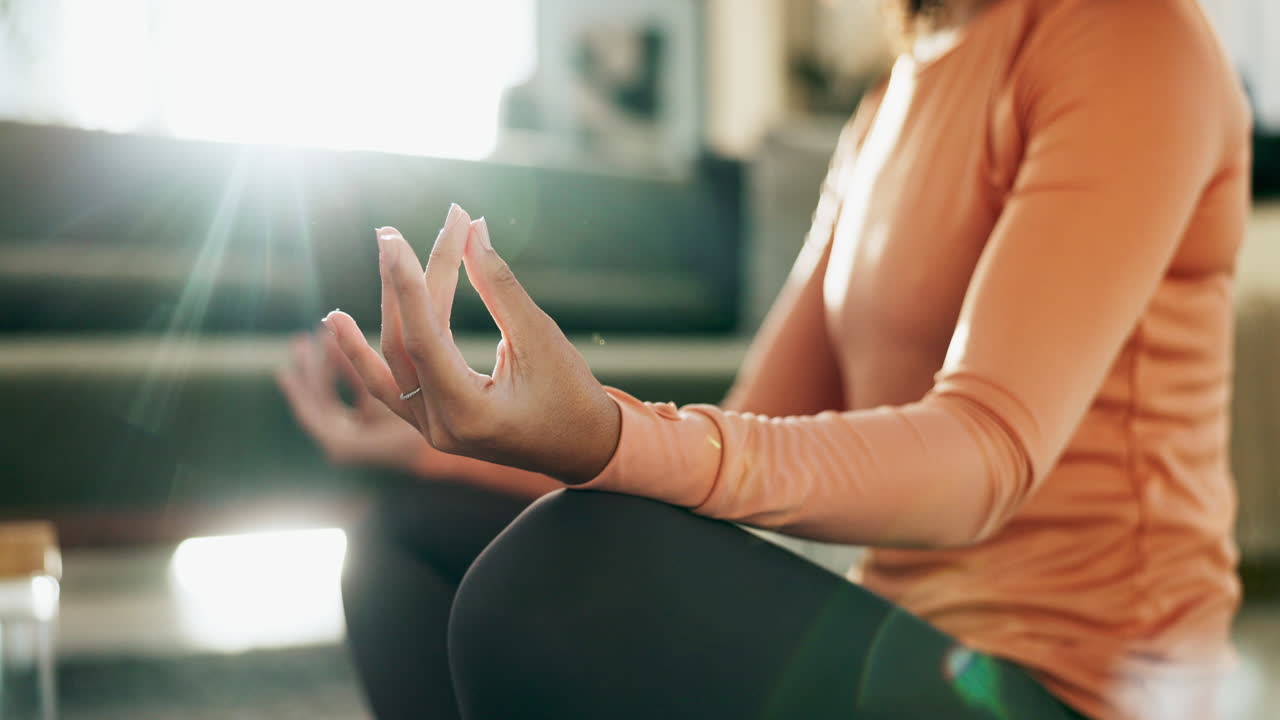 요가 자세 로 명상 하는 여자