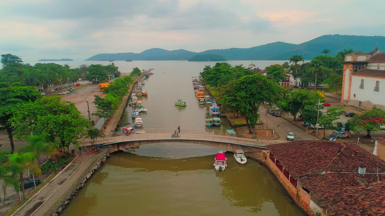 hermoso paisaje aéreo volando lentamente sobre el canal en paratay, brasil