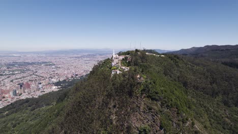 Toma-Panorámica-Con-Drones-Alrededor-Del-Santuario-De-Monserrate,-En-La-Soleada-Bogotá,-Colombia.