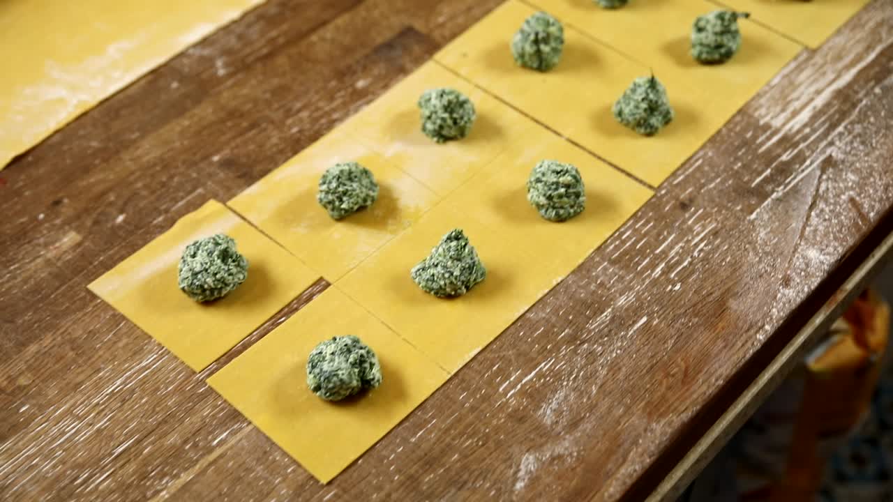 Preparazione di ravioli di spinaci