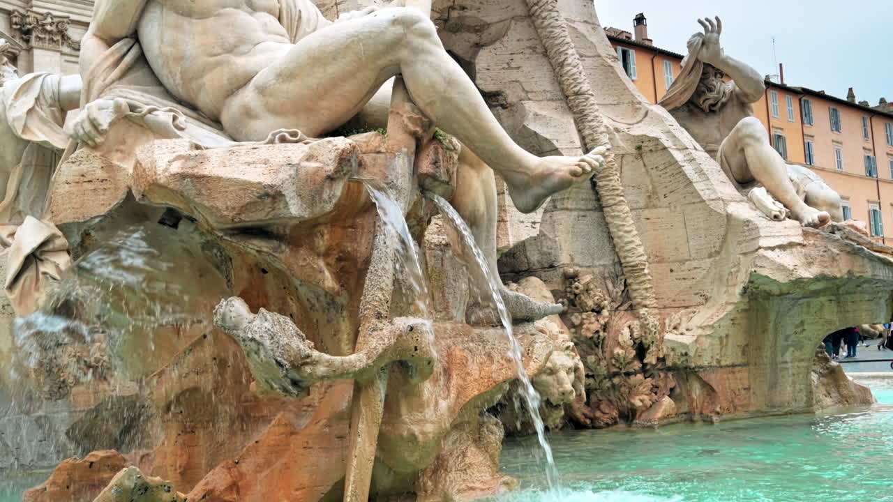 Fontana dei Quattro Fiumi situata in Piazza Navona con numerosi turisti attorno a Roma, Italia