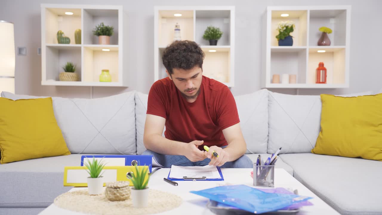 el hombre torpe deja caer los archivos de sus manos.