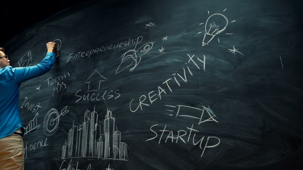 블랙보드에 그림을 그리는 젊은이의 타임 스: 비즈니스 시작에 대한 영감을 주는 키워드, 지혜의 조각과 함께 다채로운 그림.