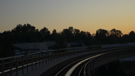 la línea del milenio de vancouver, dando la bienvenida al amanecer y su fascinante belleza, toma en cámara lenta