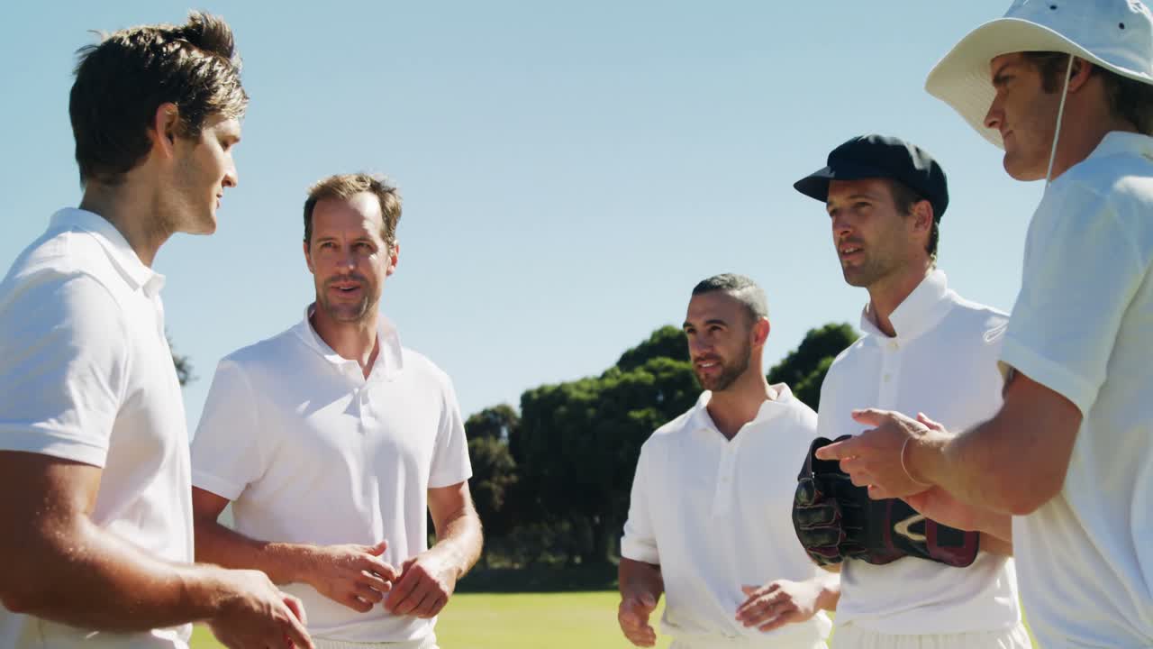 크리켓 선수 들 이 크리켓 경기 도중 팀 토론 에 참여 한다