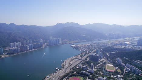 Schöne-Rote-Laufbahn-Und-Ein-Grüner-Fußballplatz-Zwischen-Den-Hochhäusern-Und-Dicht-Besiedelten-Gebieten-Von-Sha-Tin-Hoi-Neben-Den-Wichtigsten-Autobahnen-In-Hongkong