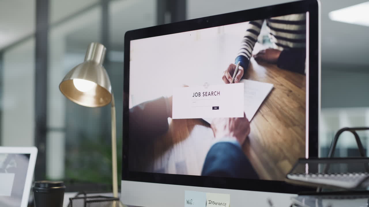 4K-optagelse, der panorerer væk fra en skærm med en opgave