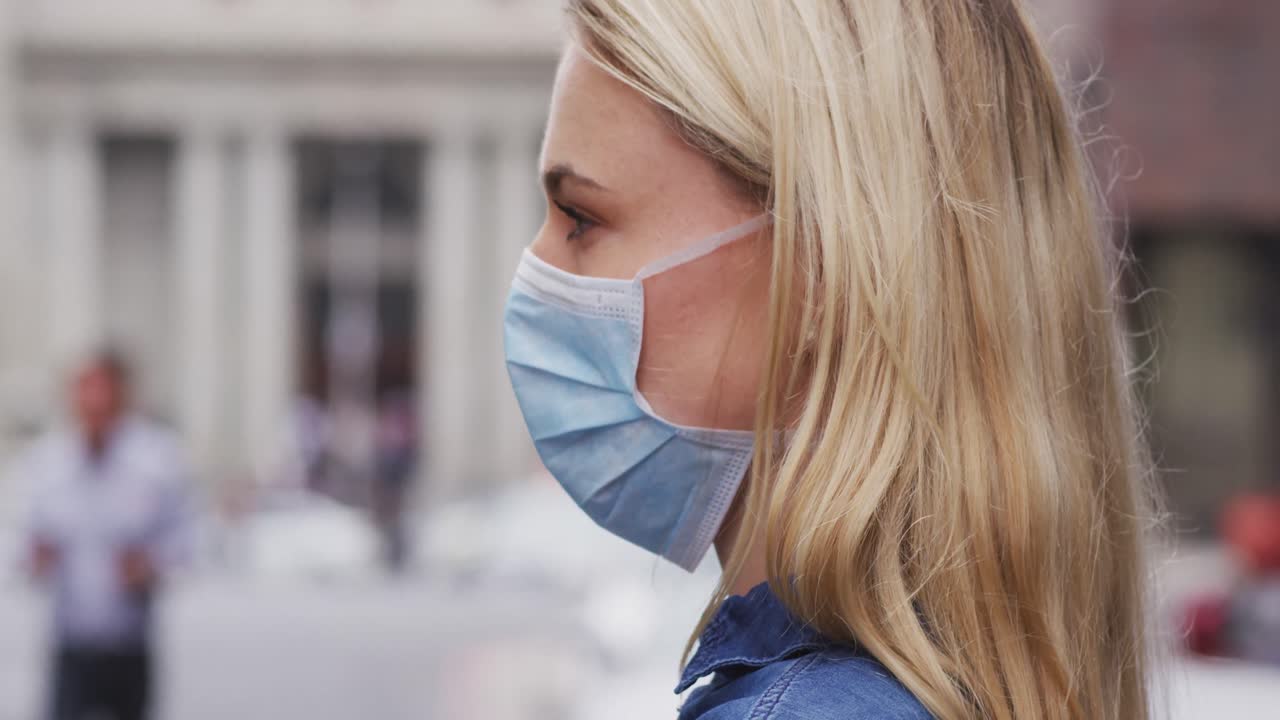 코로나바이러스 코로나19 마스크를 착용한 백인 여성의 측면 모습