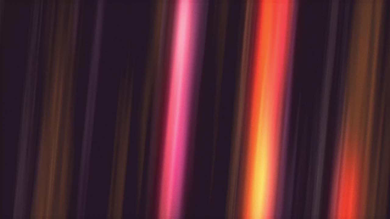 visualización abstracta de luces de escenario coloridas, bucle sin costuras. movimiento. focos brillantes y brillantes sobre un fondo negro