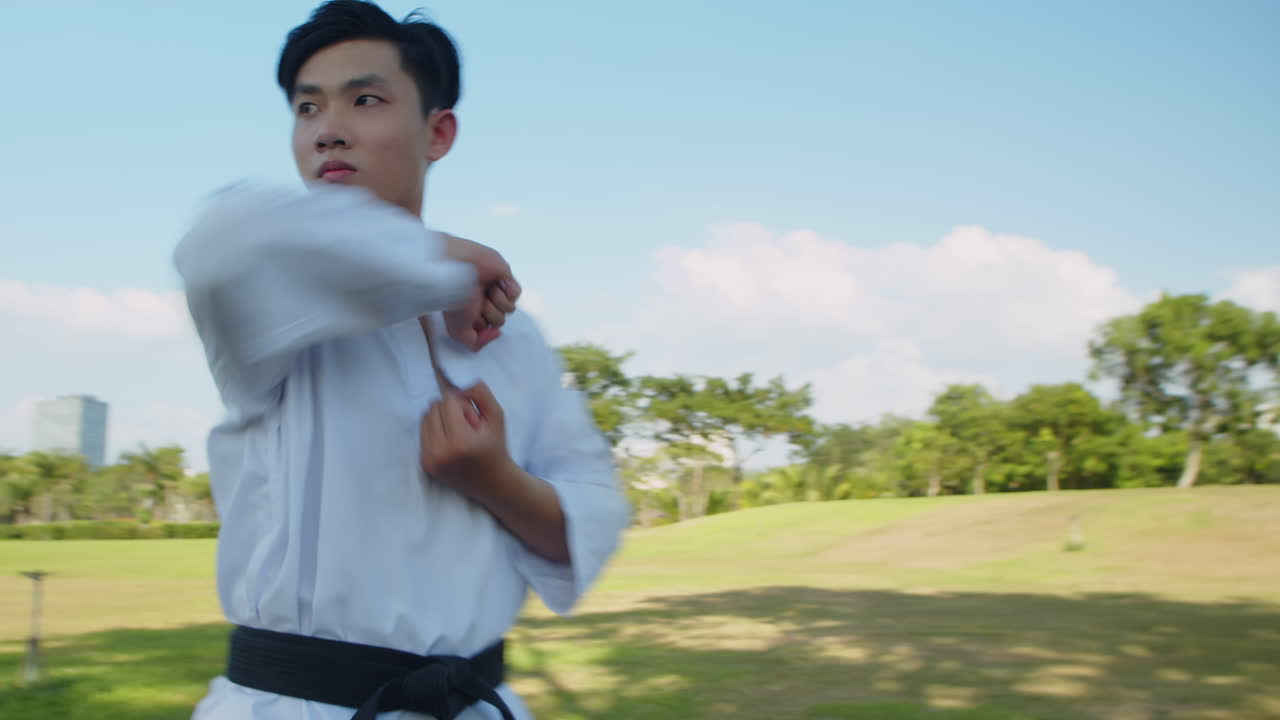 V1-0041_2023.12.14 DI Trung Crossmedia People practising taekwondo00000000.mov