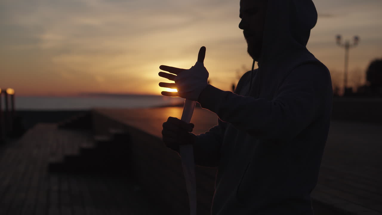 해가 지면 권투 운동 을 준비 하는 사람