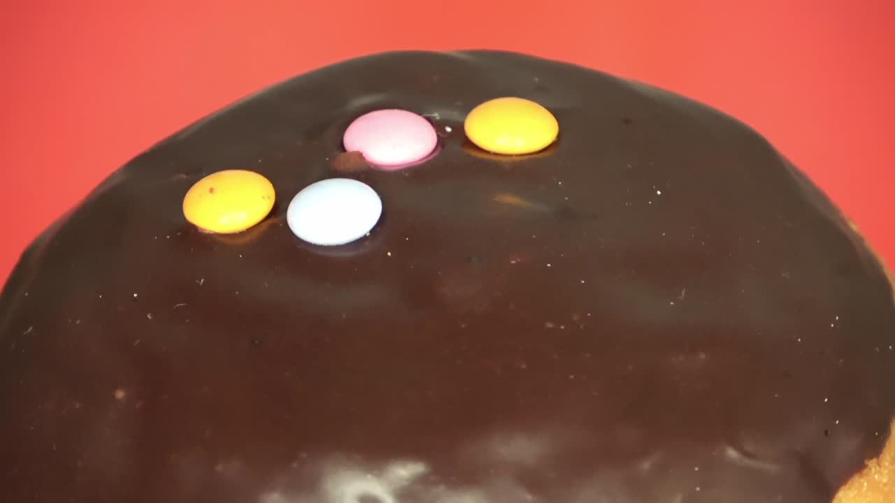 초콜릿 코팅으로 회전하는 베를린의 루프 가능한 클로즈업.