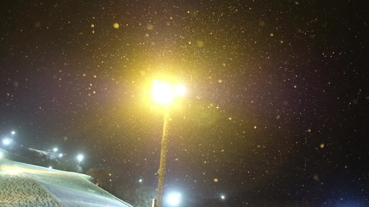 일본 홋카이도 오타루의 스키장에 눈이 내리는 장면 [의료, 왼쪽으로 이동, 샷