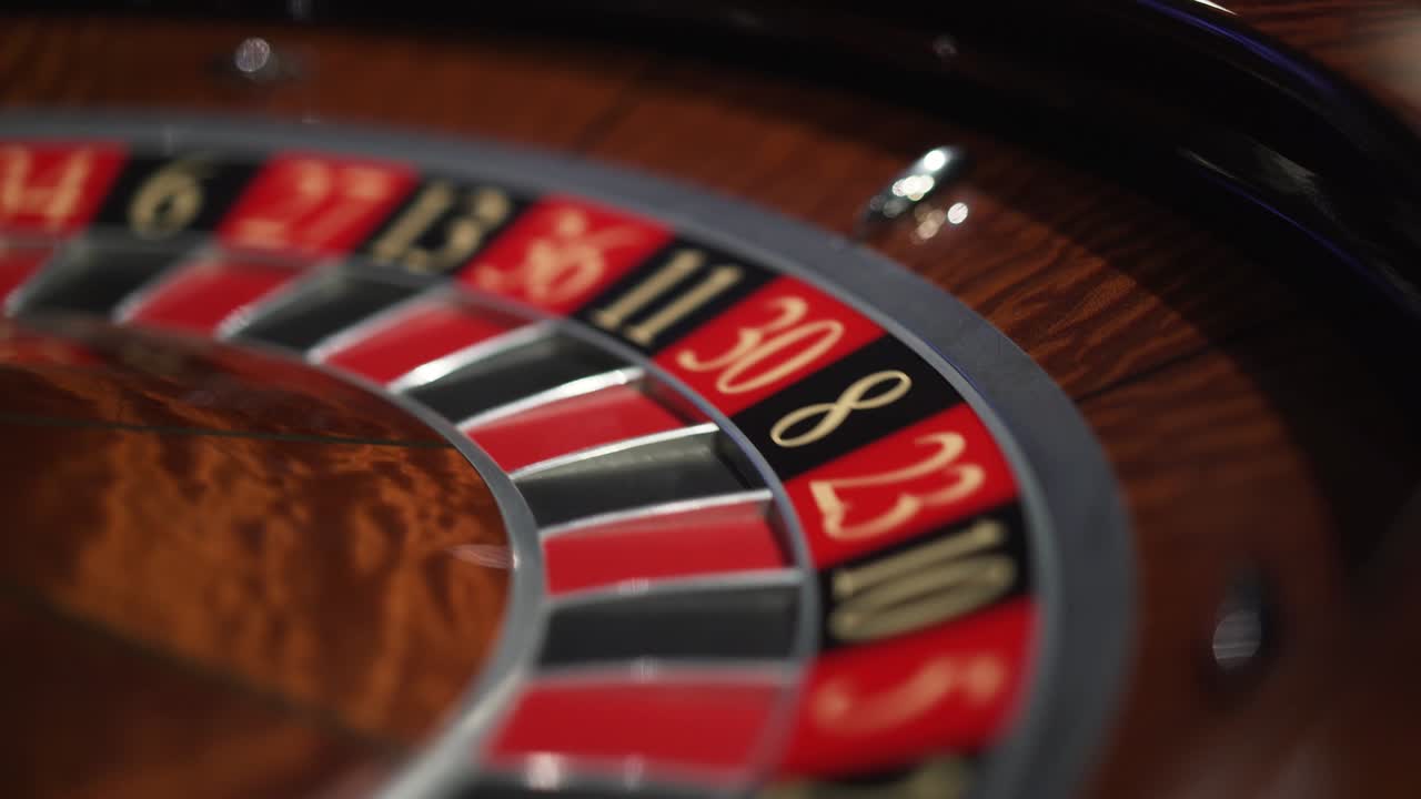 La roulette nel casinò gira con la palla bianca.